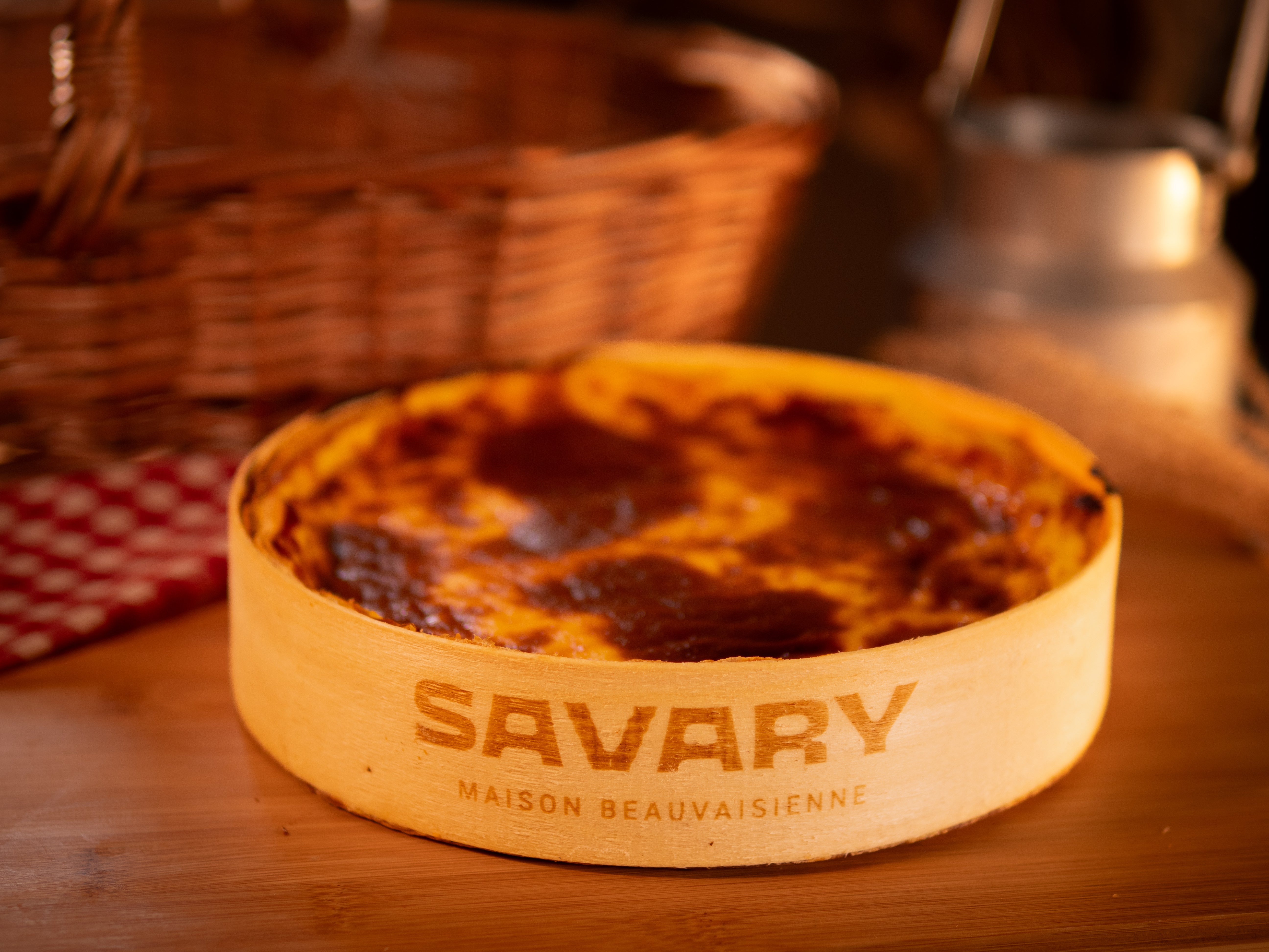 Le flan Savary, à la texture onctueuse, symbole du savoir-faire artisanal de la Maison Savary.